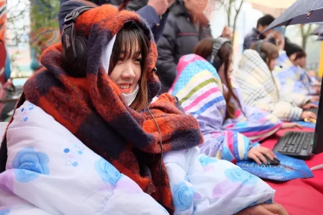 杭州雷竞技raybet平台乐园电竞比赛女神竟然裹棉被打游戏